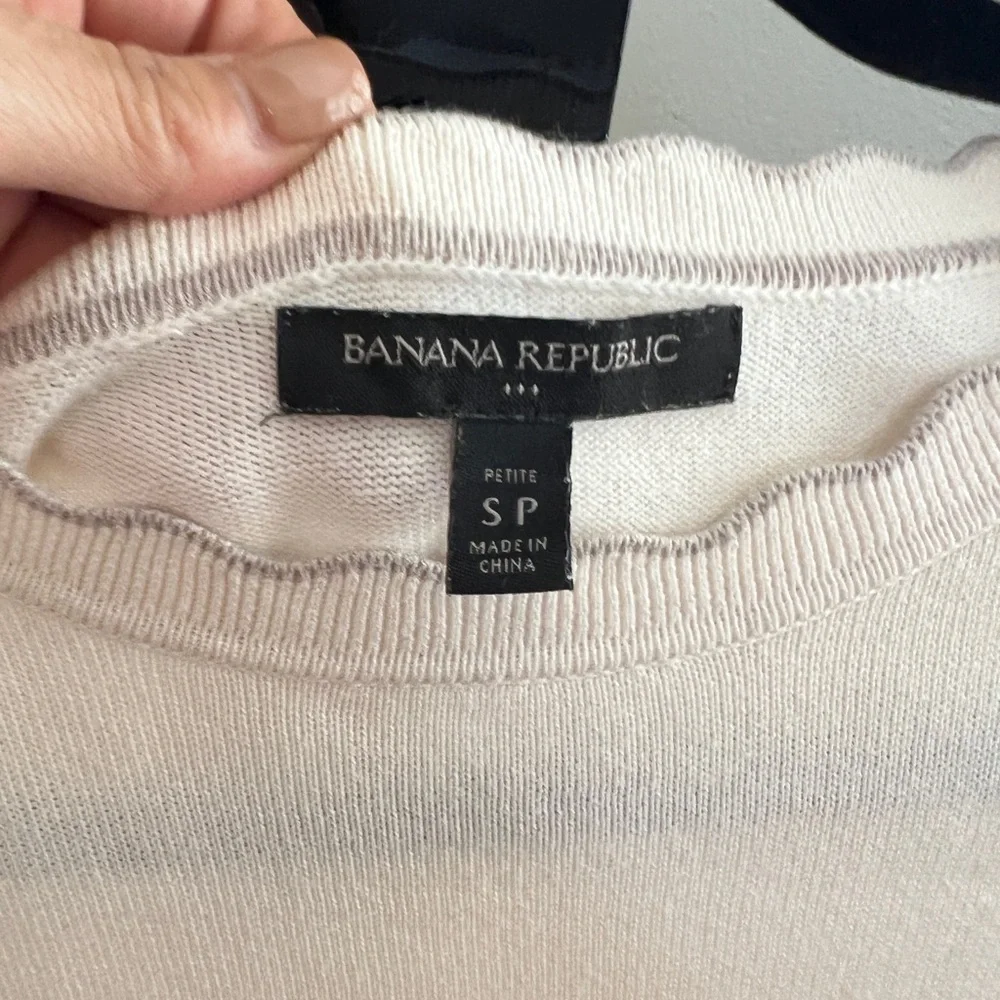 🤍👜BANANA REPUBLIC SCALLOPED SWEATER SIZE SMALL👜🤍